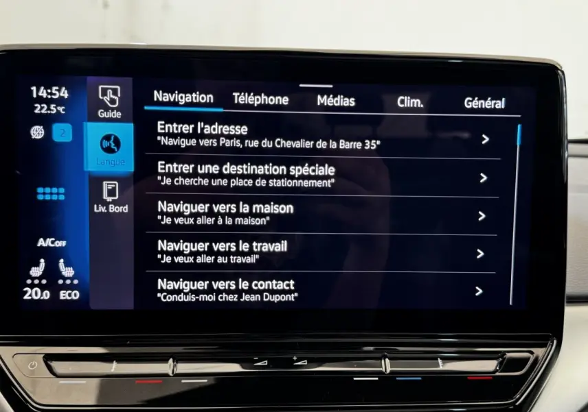Écran tactile central du Volkswagen ID.4 blanc, affichant le menu de navigation en intérieur.