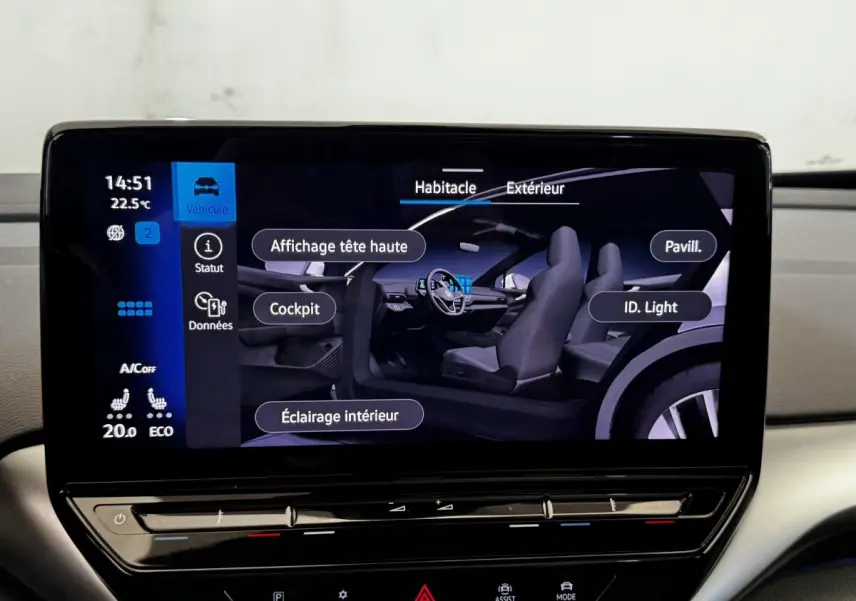 Écran tactile intérieur du Volkswagen ID.4 affichant les options d’éclairage et de cockpit en vue frontale.