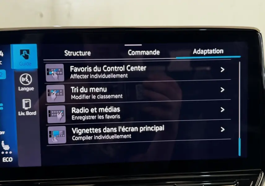 Écran tactile intérieur du Volkswagen ID.4 blanc montrant le menu de personnalisation du Control Center.