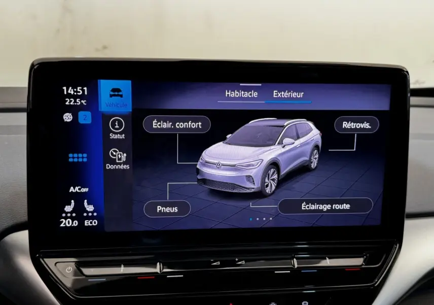 Écran tactile intérieur montrant une vue 3D avant d’un Volkswagen ID.4 blanc avec indications des phares et pneus.