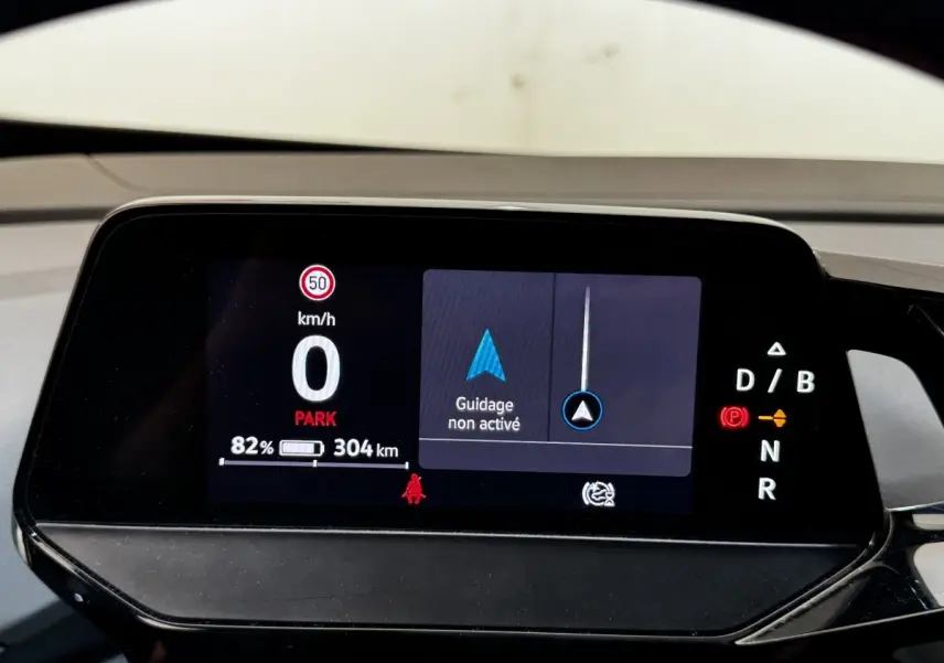 Affichage numérique du tableau de bord du Volkswagen ID.4 montrant la vitesse, autonomie batterie et mode de conduite.