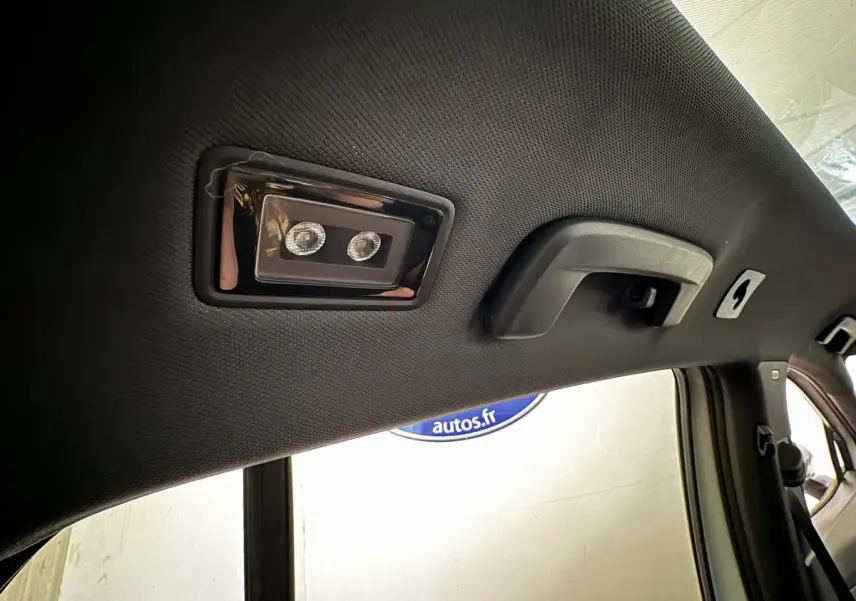 Détail du plafonnier avec spots de lecture arrière dans l’habitacle du Volkswagen ID.4 blanc, vue intérieure côté gauche.