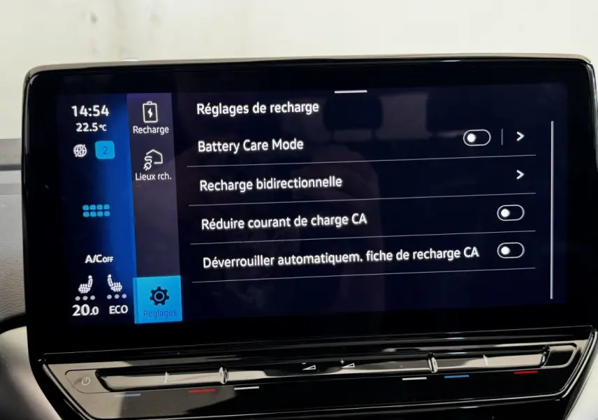 Écran tactile central du Volkswagen ID.4 blanc, affichant les réglages de recharge électrique.