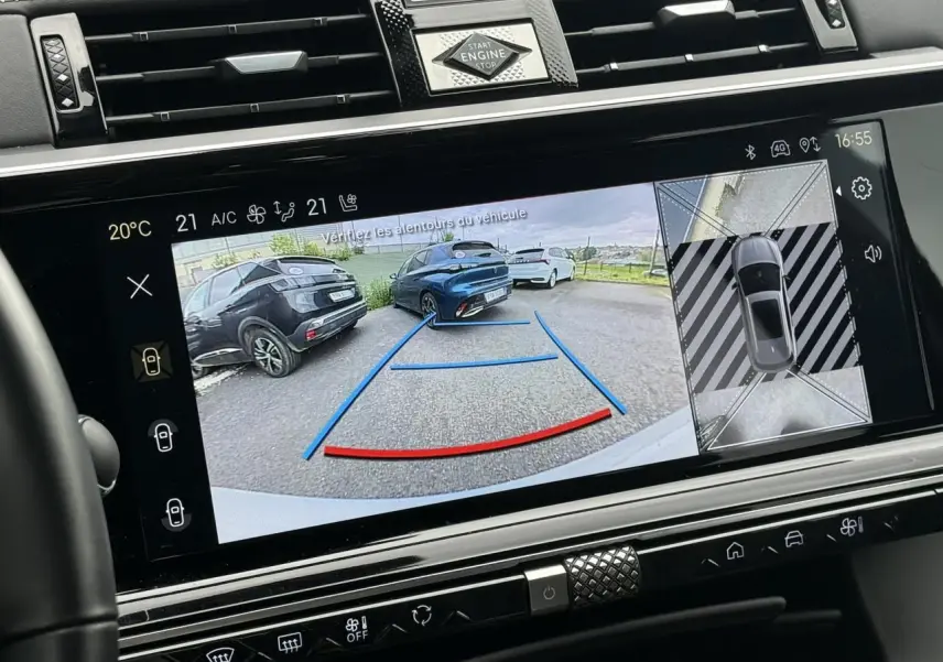 Écran tactile intérieur montrant la caméra 360° avec vue arrière sur un DS7 Cristal Pearl stationné.