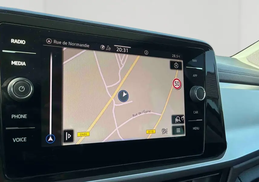 Écran tactile du système de navigation Discover Media dans l’habitacle du Volkswagen T-Roc noir, vue de face.