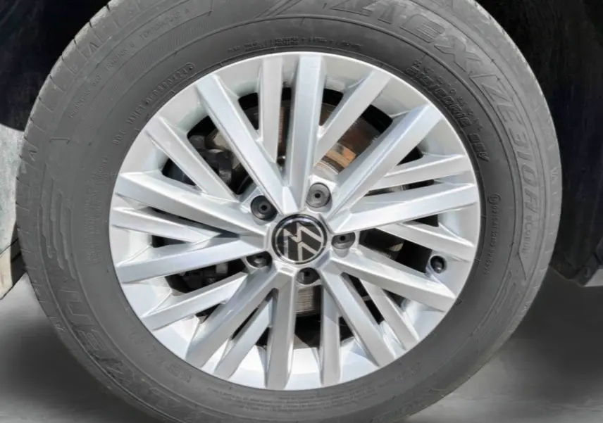 Gros plan sur la jante alliage 16'' Chester argentée du Volkswagen T-Roc noir, mettant en valeur le logo VW central.