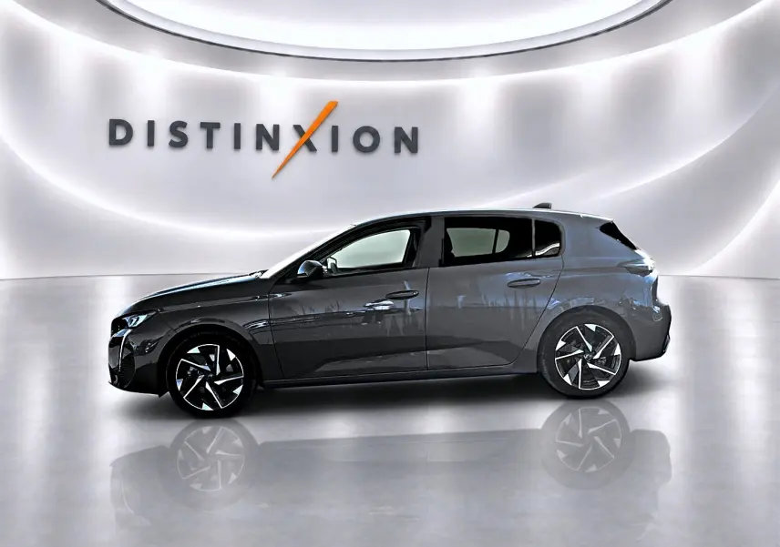 Peugeot 308 gris selenium vue de profil côté gauche dans un studio lumineux avec jantes alu distinctives.