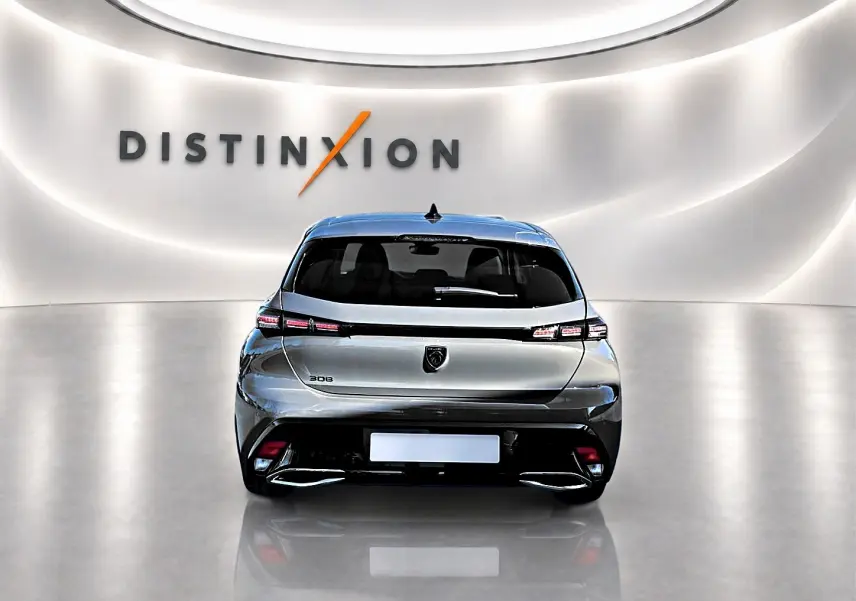 Vue arrière d'une Peugeot 308 gris selenium 2025 avec feux LED et logo distinctif sur fond blanc lumineux.