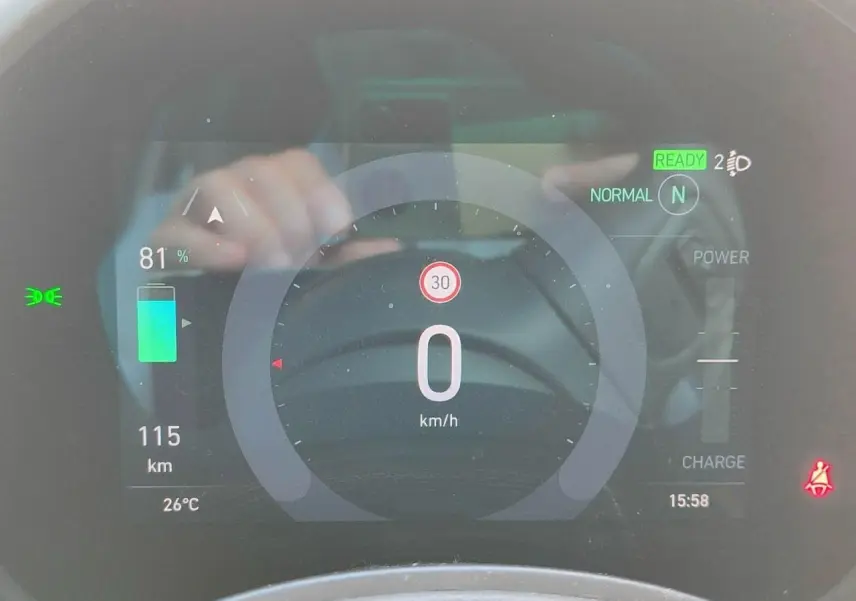 Affichage numérique du tableau de bord de la Fiat 500 électrique, montrant la vitesse à 0 km/h et la batterie à 81%