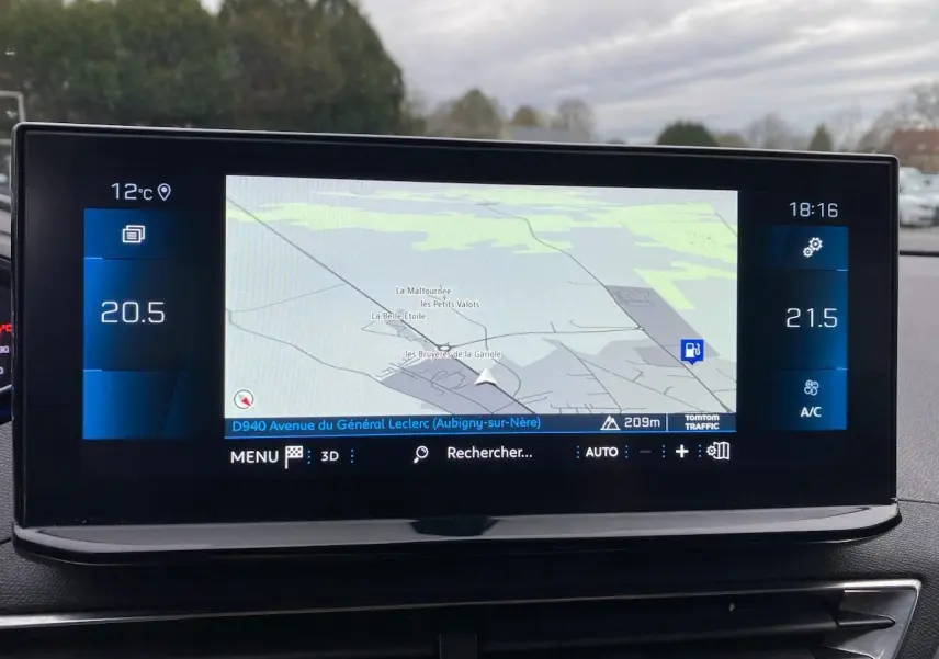 Écran tactile 10 pouces du GPS Peugeot i-Cockpit affichant une carte avec température et réglages climatisation.