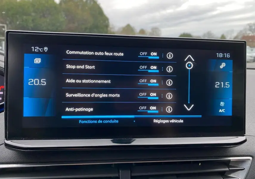 Écran tactile du tableau de bord du Peugeot 3008 2021 affichant les réglages d’aide à la conduite et climatisation.