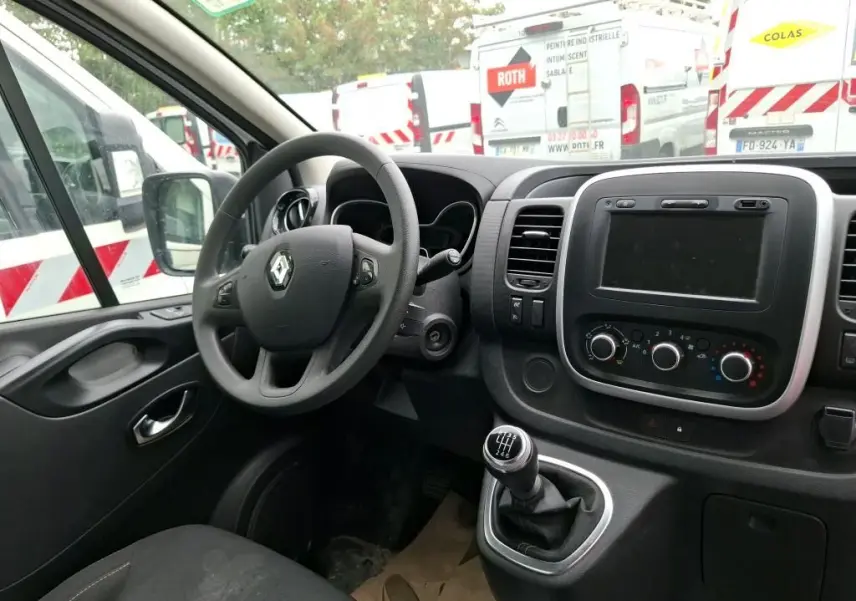 Intérieur du Renault Trafic Fourgon 2021 montrant le tableau de bord, volant et levier de vitesse manuel côté gauche.