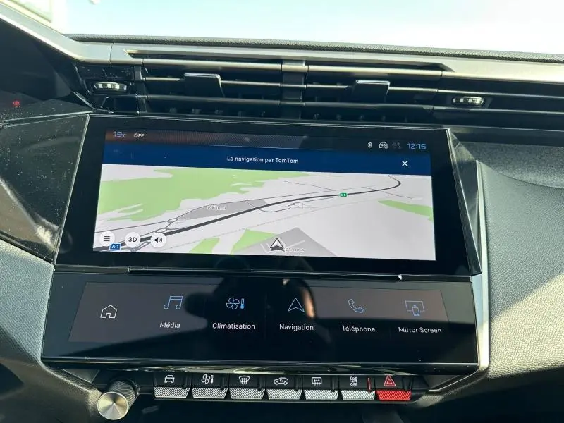 Écran tactile central du tableau de bord de la Peugeot 308 2025 avec navigation TomTom affichée en mode jour.