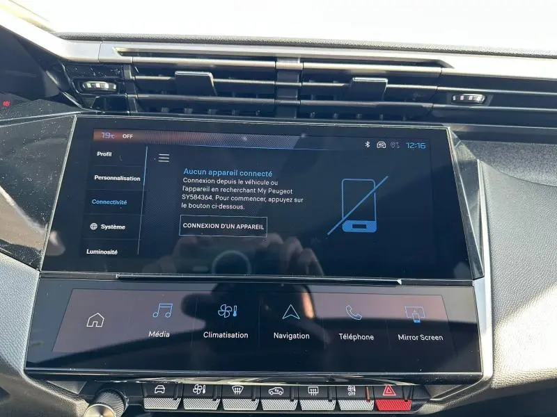 Écran tactile central de la Peugeot 308 gris Artense, vue rapprochée du tableau de bord moderne et épuré.