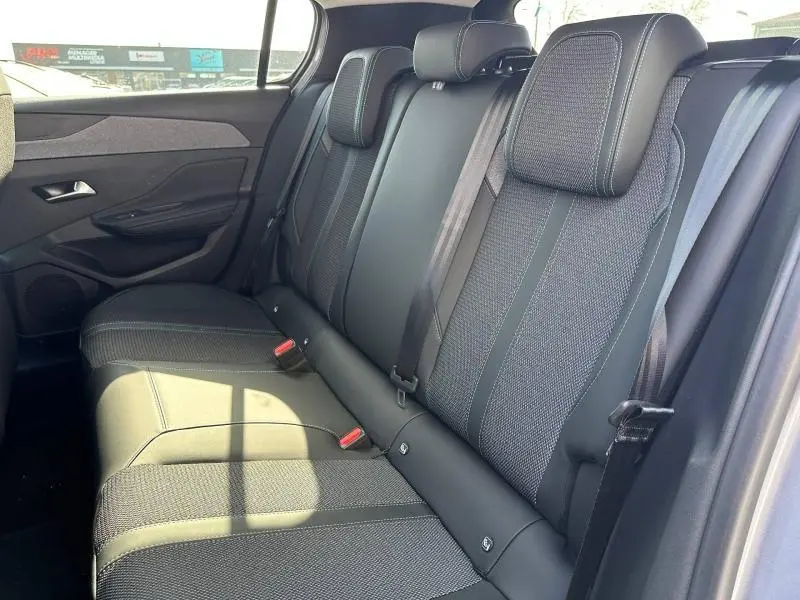 Vue latérale droite de la banquette arrière noire avec appuie-têtes et ceintures de sécurité du Peugeot 308 2025.