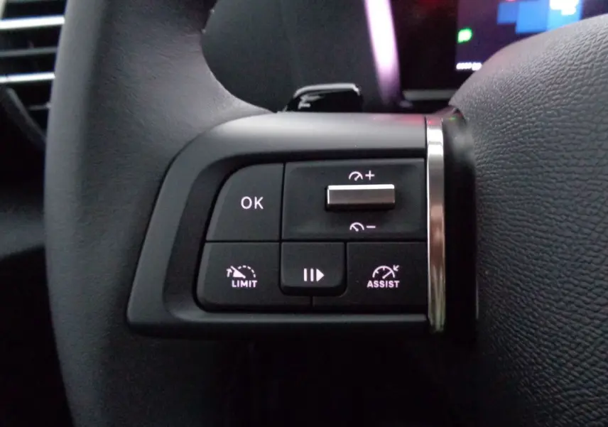 Détail des commandes au volant côté gauche de la Citroën C4 2023, avec boutons de limitation et assistance de vitesse.