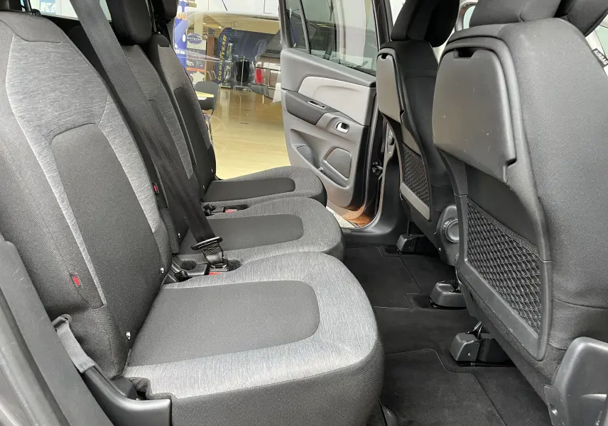 Vue latérale des sièges arrière gris clair et foncé du Citroën Grand C4 Picasso 7 places avec porte arrière ouverte.