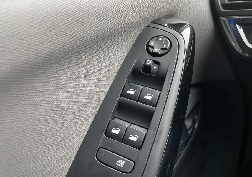 Panneau de commandes des vitres électriques côté gauche intérieur d'une Citroën Grand C4 Picasso gris 2018.