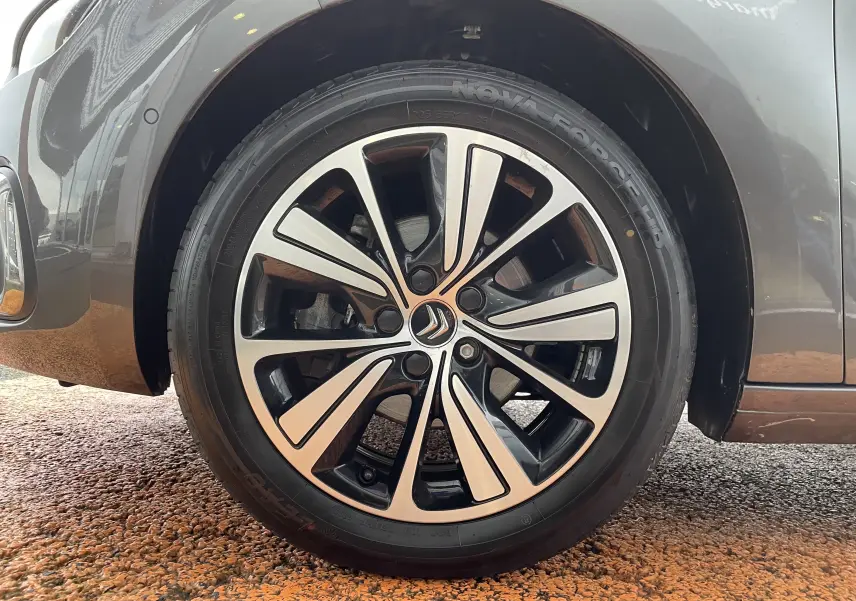 Gros plan sur la roue avant gauche gris métallisé d'un Citroën Grand C4 Picasso 2018 avec jante alliage distinctive.