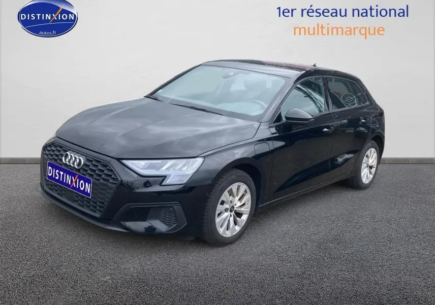 Audi A3 Sportback noir vue 3/4 avant droit, avec calandre hexagonale et jantes alu argentées.