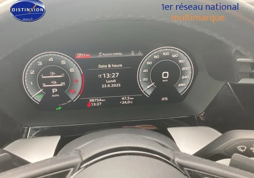 Tableau de bord numérique de l'Audi A3 Sportback noir, affichant vitesse, compte-tours et informations de conduite.