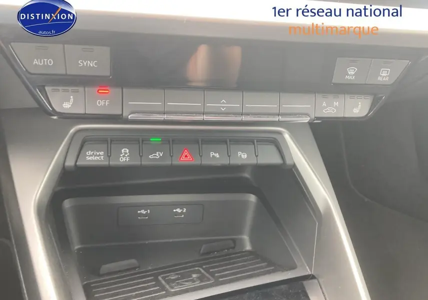 Détail de la console centrale de l'Audi A3 Sportback 40 TFSI 2021 avec commandes de climatisation et boutons multifonctions.