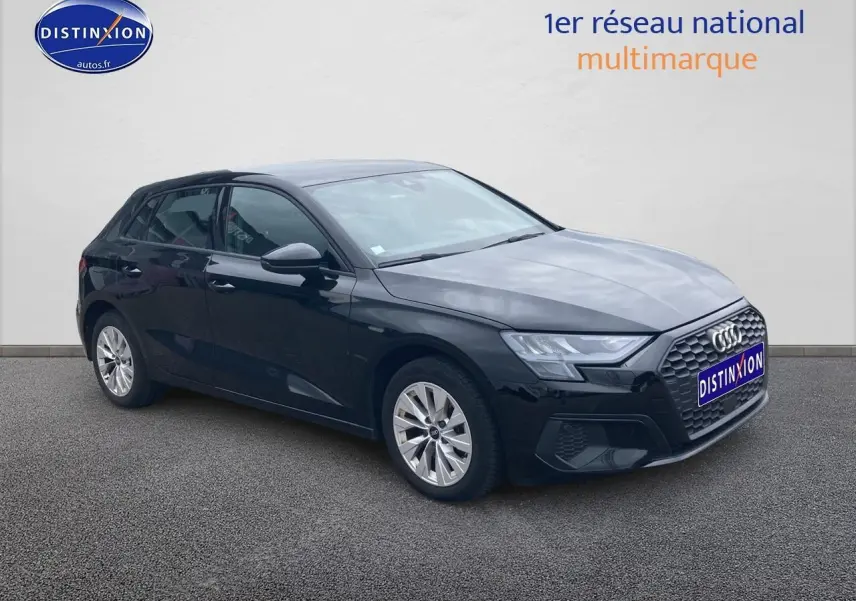 Audi A3 Sportback noir vue en 3/4 avant côté gauche, avec calandre hexagonale et jantes alu visibles.