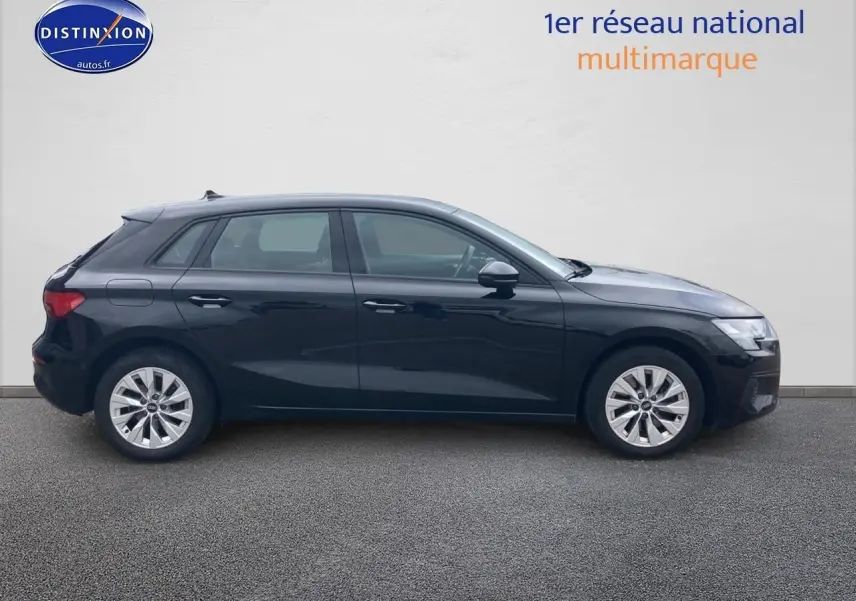 Profil côté gauche d'une Audi A3 Sportback noire de 2021 avec jantes alu et vitres teintées.