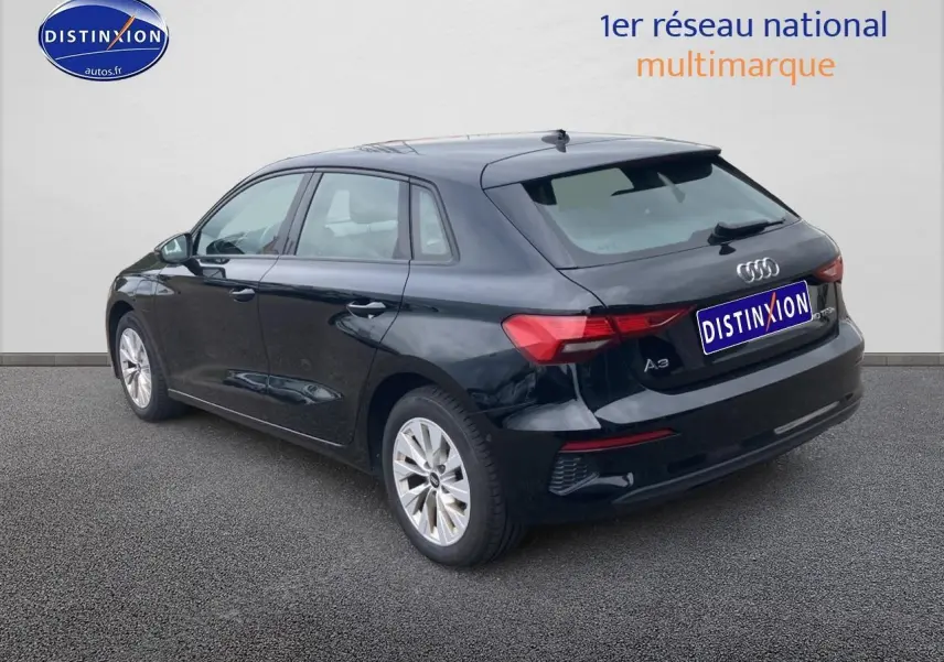 Audi A3 Sportback noir vue 3/4 arrière droit, avec jantes alu et feux arrière LED distinctifs.