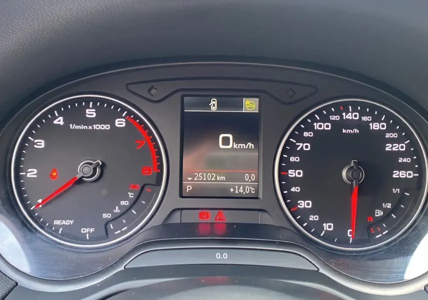 Tableau de bord de l'Audi Q2 noir Mito 2023 montrant compte-tours, vitesse à 0 km/h et écran central digital.