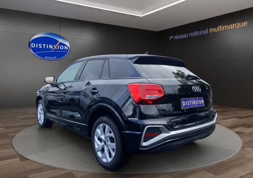 Audi Q2 noir mito vue 3/4 arrière droit avec jantes alliage 17 pouces et hayon motorisé visible