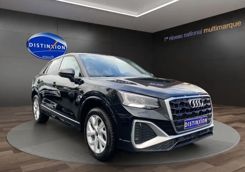 Audi Q2 noir mito en 3/4 avant droit, mettant en valeur sa calandre hexagonale et ses jantes alliage 17 pouces.