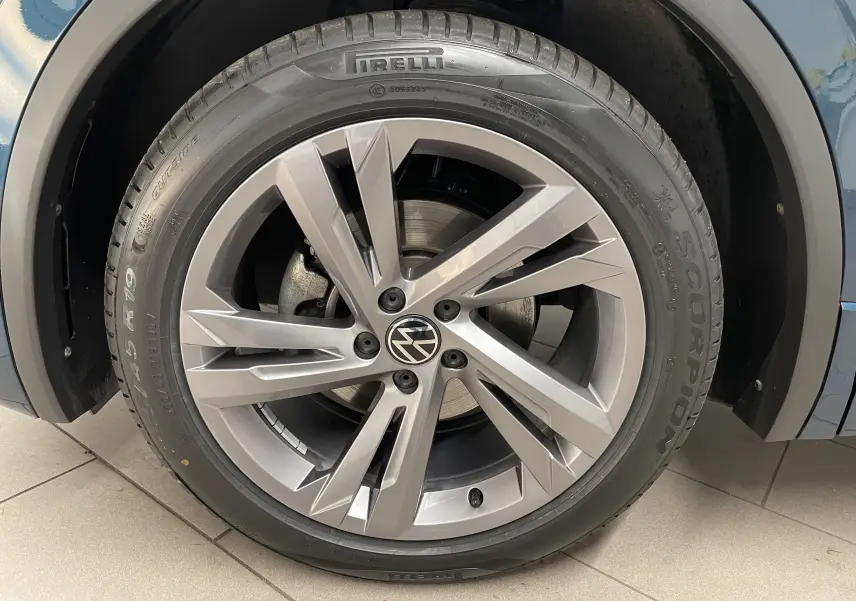 Gros plan sur la jante alliage du côté avant gauche d'un Volkswagen Tiguan Nightshade Blue 2024.