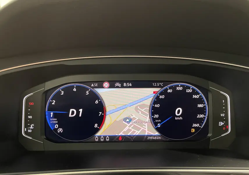 Tableau de bord numérique du Volkswagen Tiguan 2024 affichant la navigation, la vitesse à 0 km/h et régime moteur en mode D1.