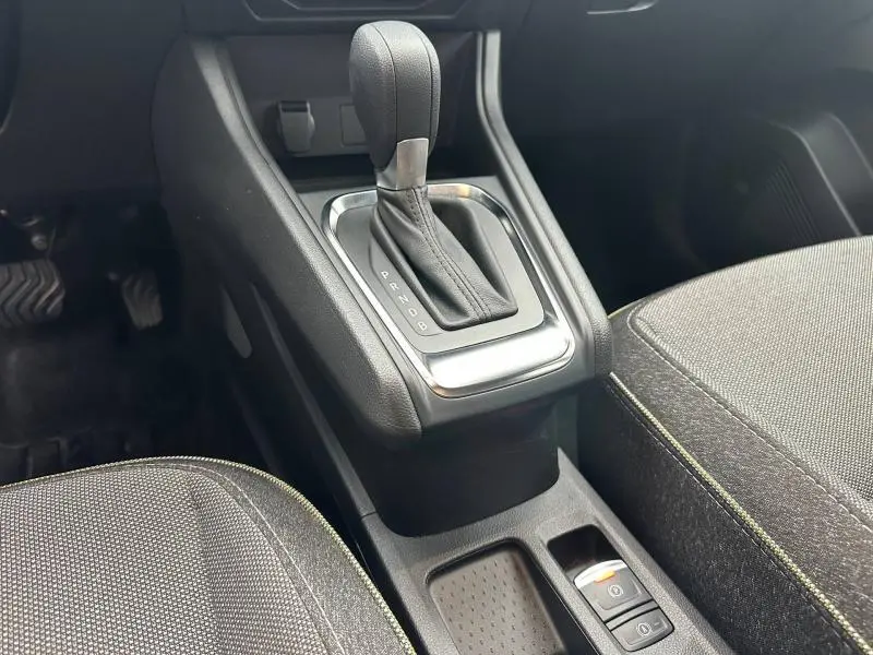 Vue rapprochée de la console centrale avec levier de boîte automatique et frein à main électrique du Renault Captur noir 2025.