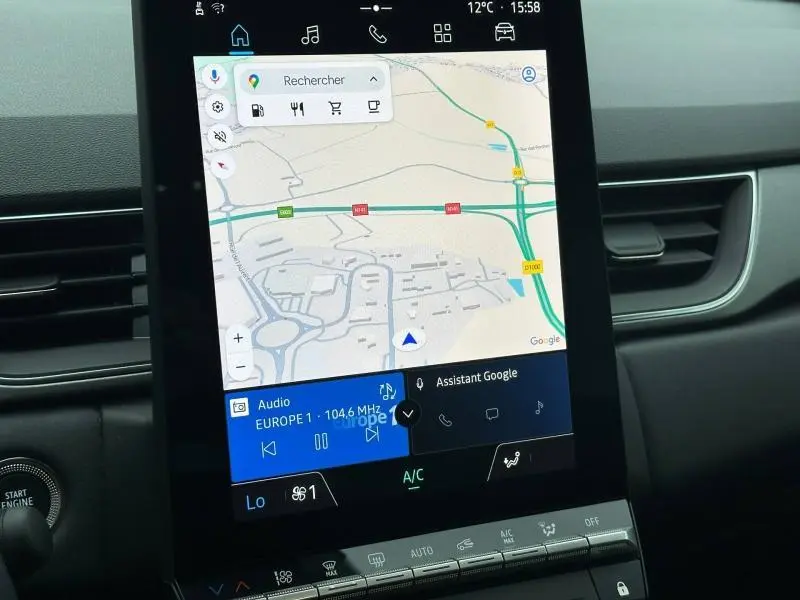 Vue intérieure du tableau de bord du Renault Captur 2025, écran tactile central affichant la navigation et la radio.