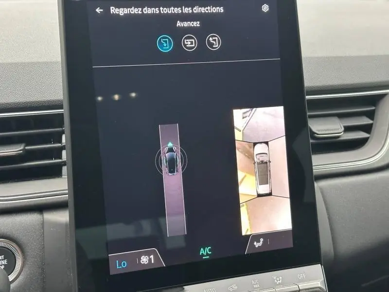 Écran central du Renault Captur 2025 montrant la vue 360° du véhicule noir en stationnement, intérieur moderne.