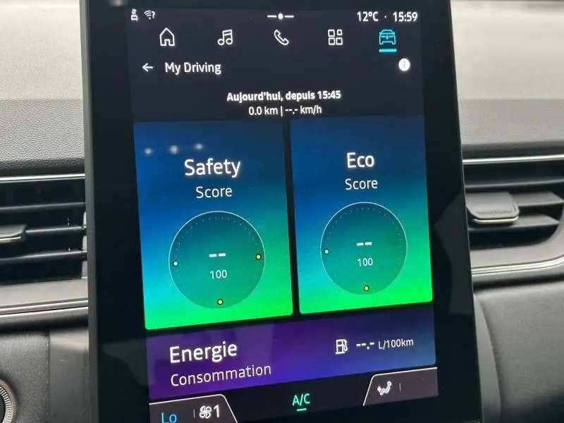 Écran tactile central du Renault Captur 2025 noir, vue rapprochée de l'interface affichant scores Safety et Eco.
