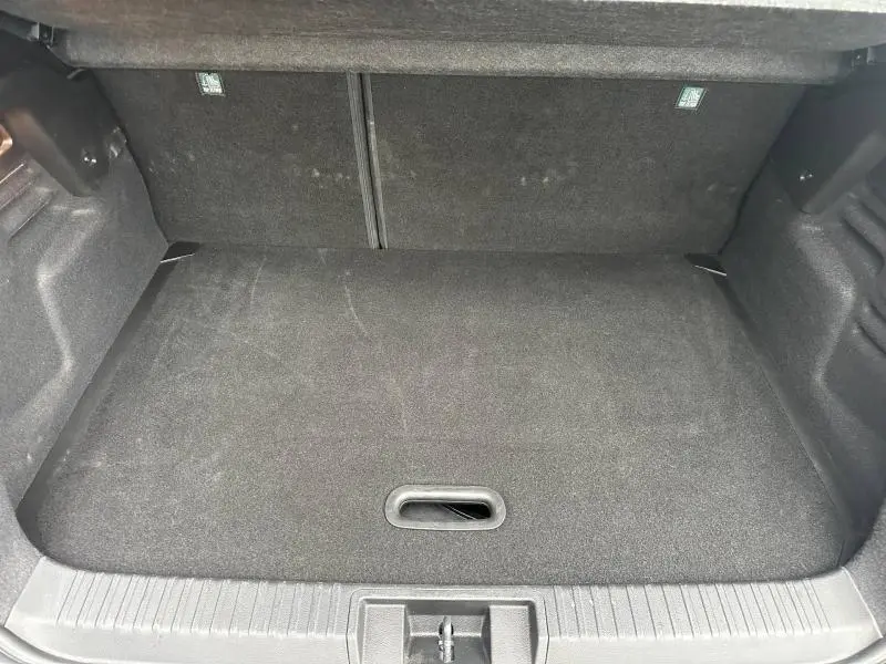 Coffre vide vu de face du Renault Captur 1.6 E-Tech hybride 2025, revêtement intérieur noir et surface plane.