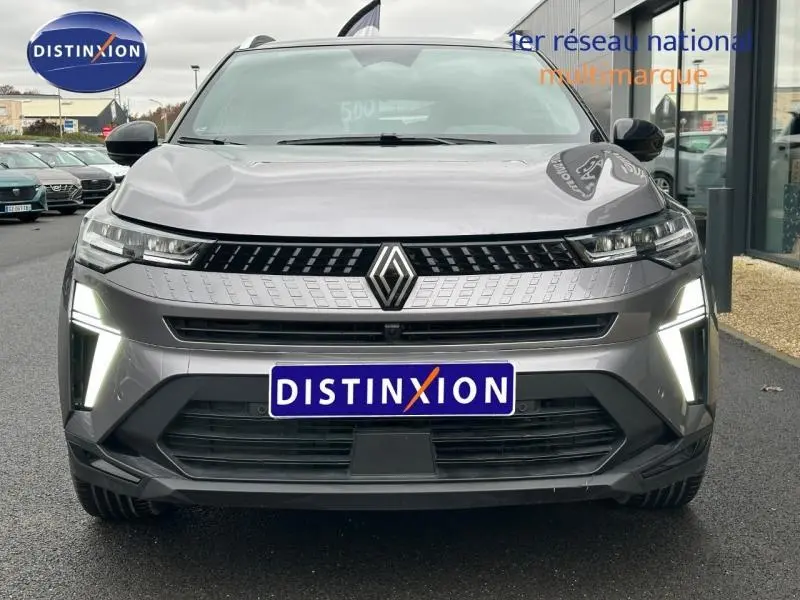 Vue de face du Renault Captur noir 2025 avec signature lumineuse LED en forme de C et calandre moderne.