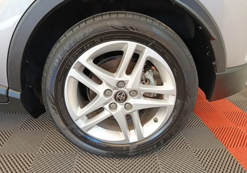 Gros plan sur la roue avant droite gris clair du Toyota C-HR 2.0 Hybride 184 Dynamic Business Beyond 2022.