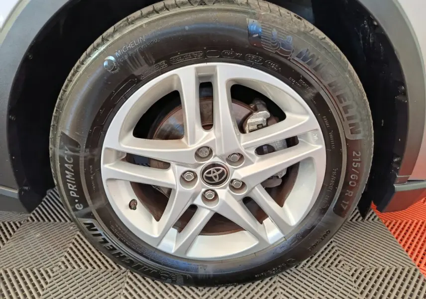 Gros plan sur la roue avant droite d’un Toyota C-HR gris clair avec jante alliage et pneu Michelin.