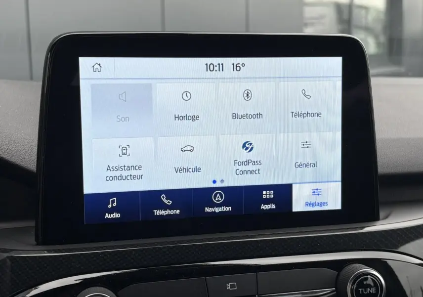 Écran tactile central du Ford Kuga 2023 affichant le menu des réglages, vue frontale intérieure.