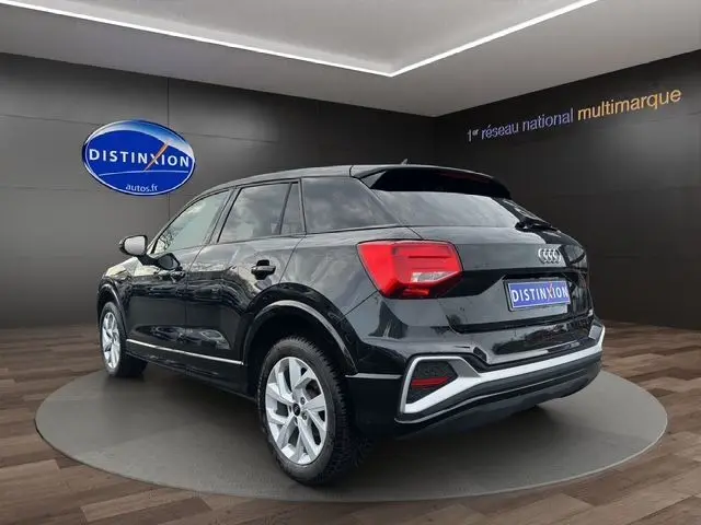 Audi Q2 noir mito vue 3/4 arrière droit, jantes alliage 17 pouces, hayon motorisé en showroom
