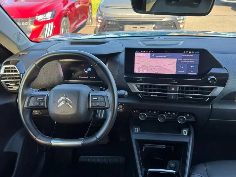 Vue intérieure du tableau de bord et volant de la Citroën C4 1.2 PureTech 130ch gris, avec écran tactile et commandes au volant.