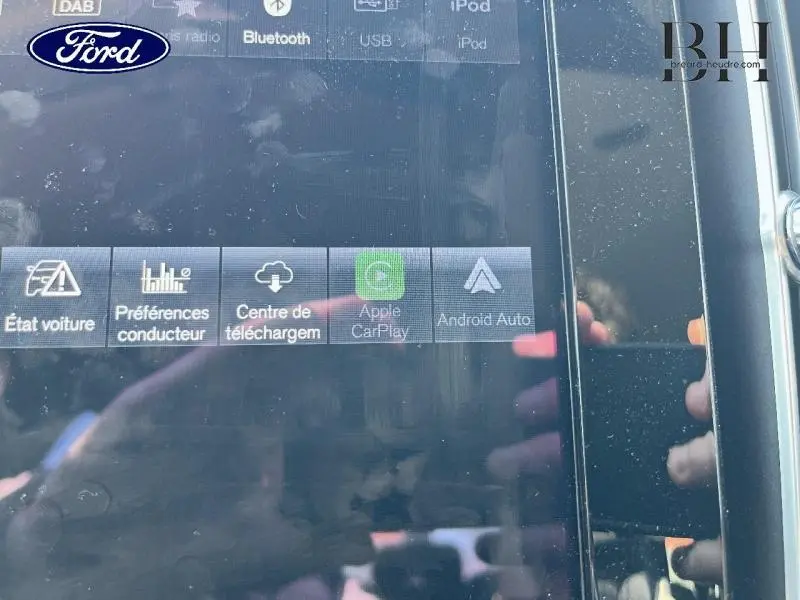 Écran tactile central du Volvo XC40 gris Glacier, affichant les options Apple CarPlay et Android Auto.