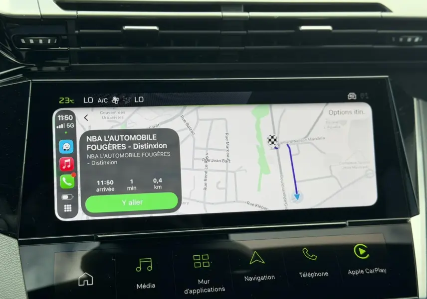 Écran tactile central du tableau de bord de la Peugeot 308 gris Selenium, affichant la navigation Apple CarPlay.