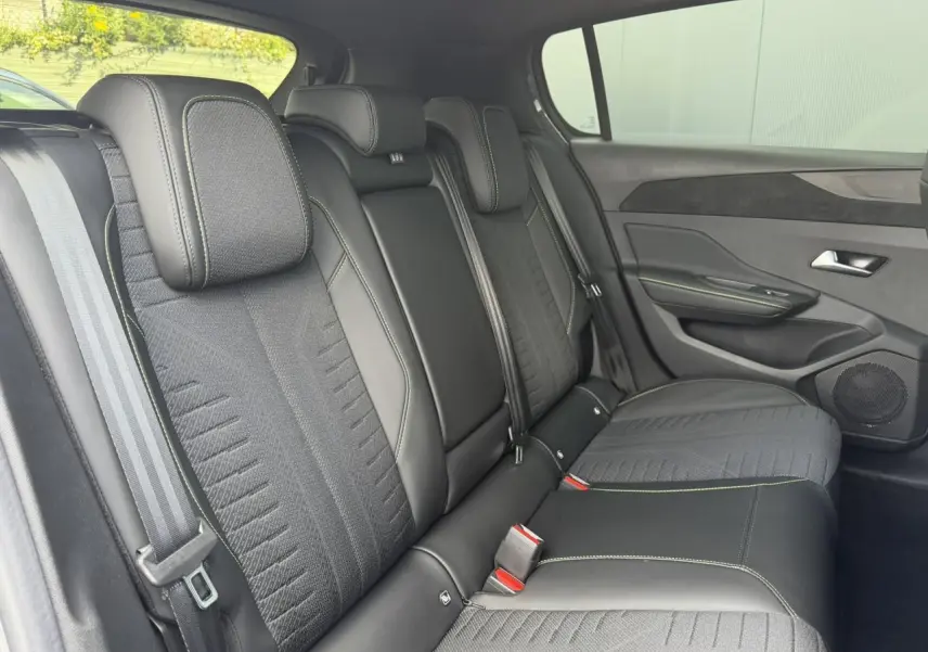 Banquette arrière vue côté droit de la Peugeot 308 gris Selenium avec sellerie tissu et cuir noir aux surpiqûres vert Adamite.