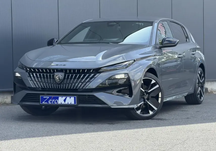 Peugeot 308 NV Hybrid gris Selenium vue 3/4 avant avec calandre distinctive et jantes alliage bi-ton.
