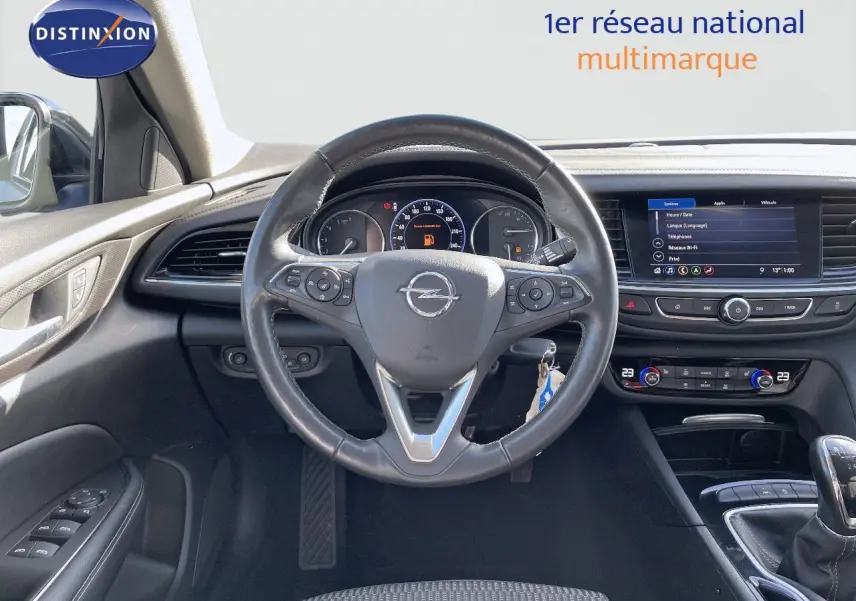 Intérieur d'Opel Insignia 2021 gris minéral, vue frontale sur le volant cuir et tableau de bord avec écran tactile.
